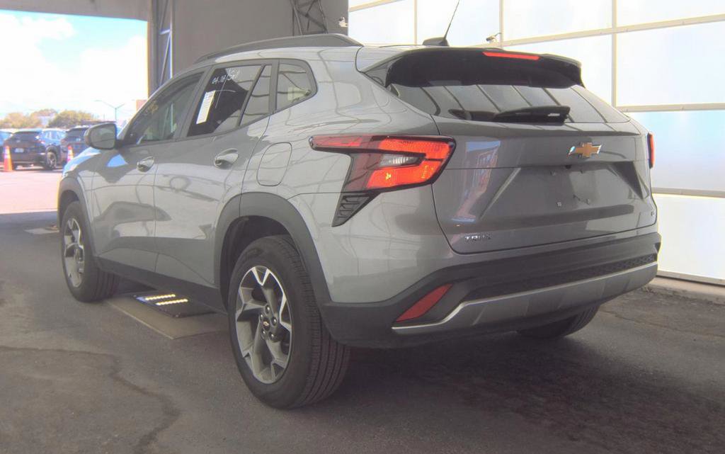 Used 2025 Chevrolet Trax LT w/ LT Convenience Package FWD image 4