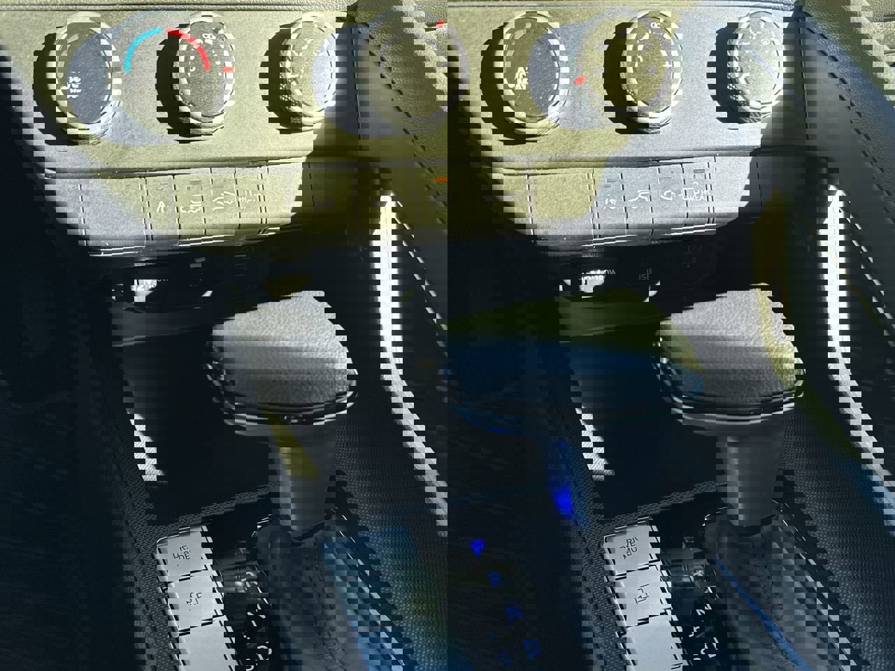 Used 2025 Hyundai Elantra SE image 19