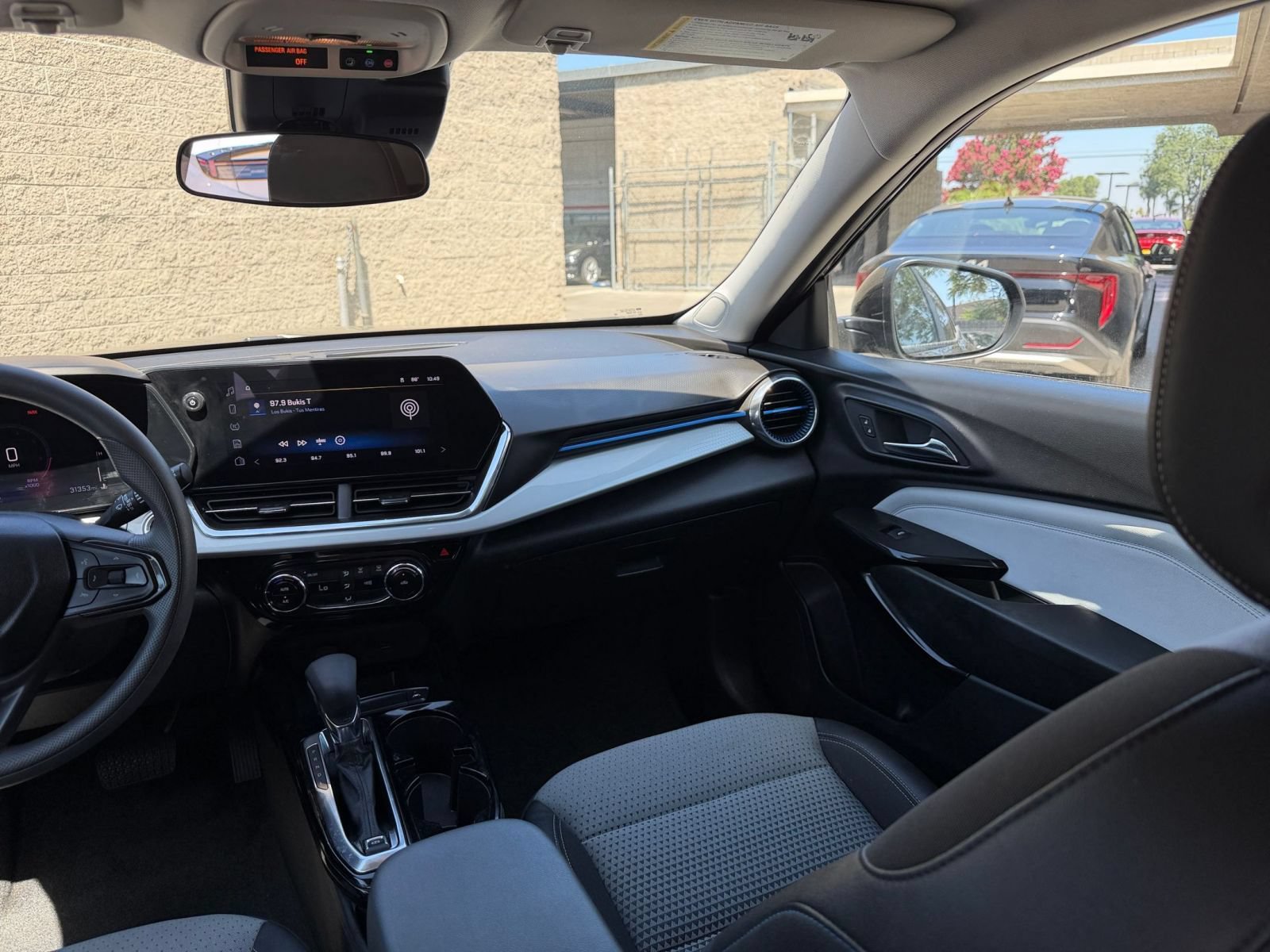 Used 2025 Chevrolet Trax LT FWD image 34