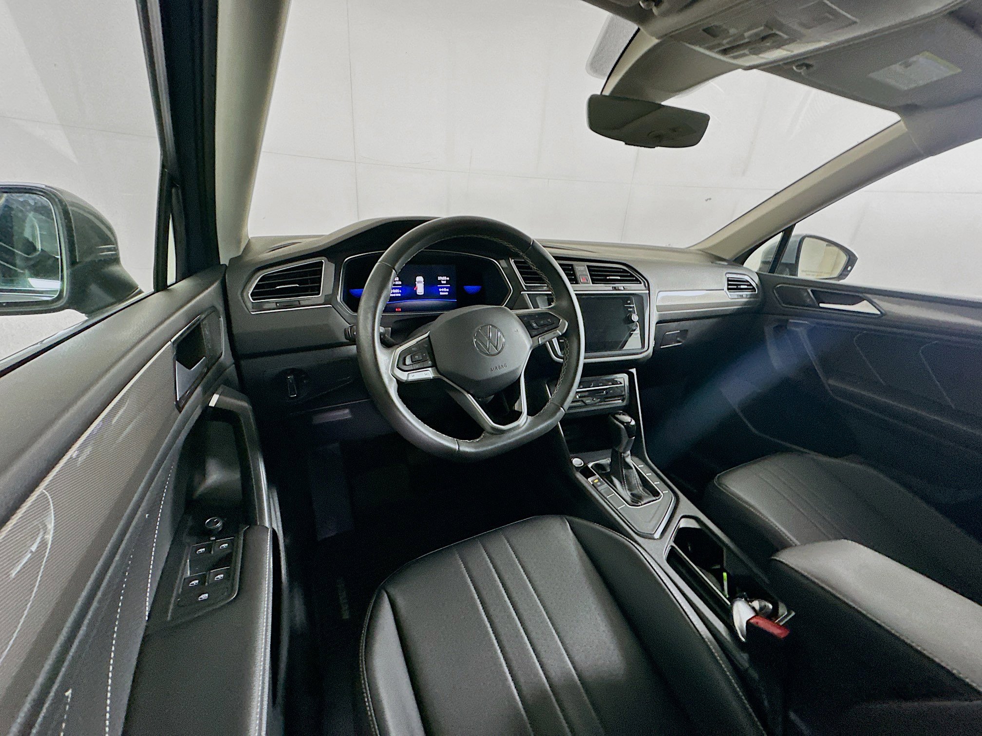 Used 2022 Volkswagen Tiguan SE w/ Panoramic Sunroof Package image 18