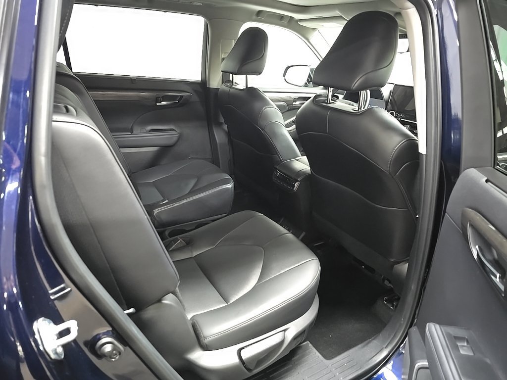 Used 2024 Toyota Highlander Platinum AWD/4WD image 18