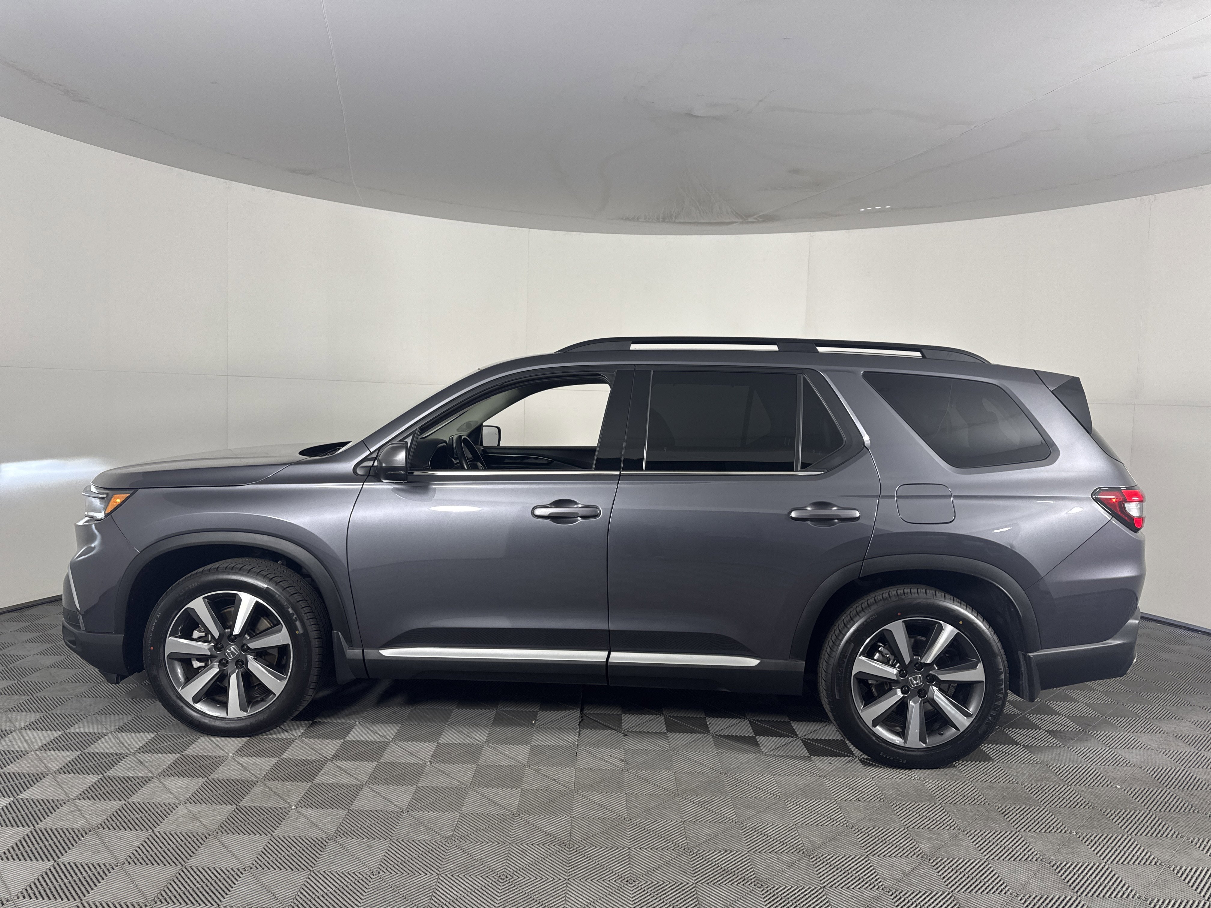 Certified 2024 Honda Pilot Touring image 6
