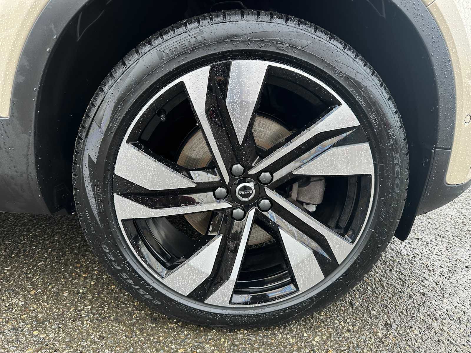 Used 2025 Volvo XC40 B5 Ultra w/ Climate Package image 9