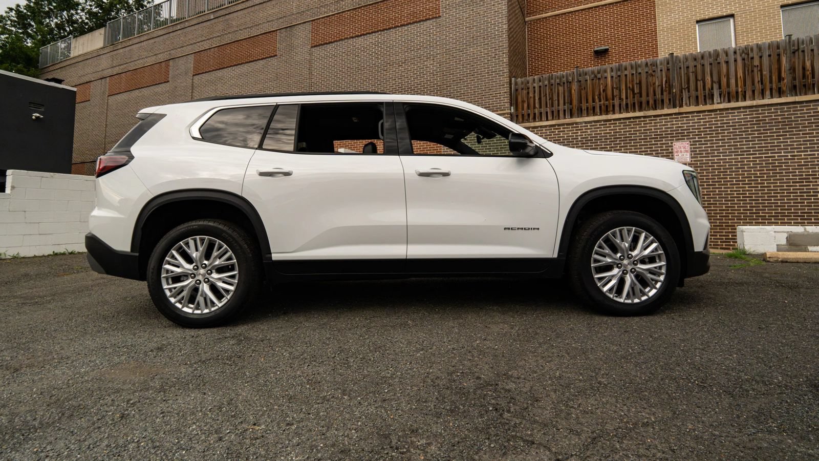 Used 2026 GMC Acadia Elevation w/ Elevation Premium Package FWD image 2