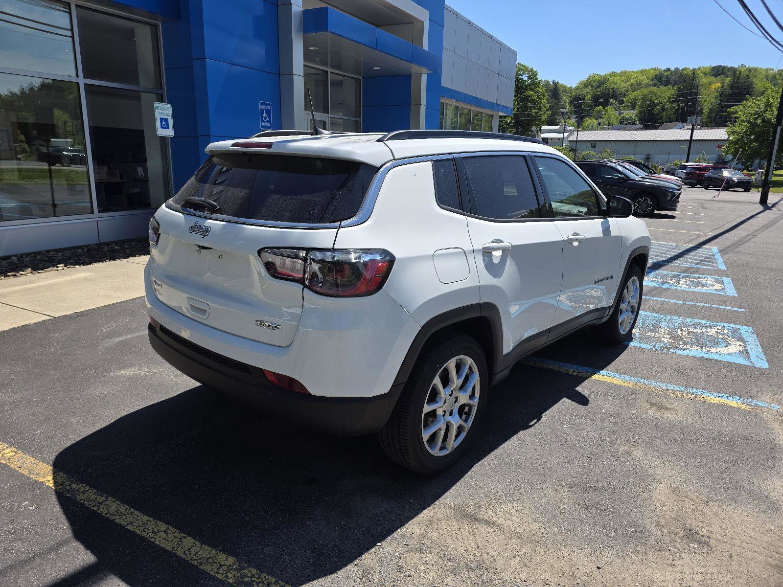 Used 2023 Jeep Compass Latitude AWD/4WD image 7