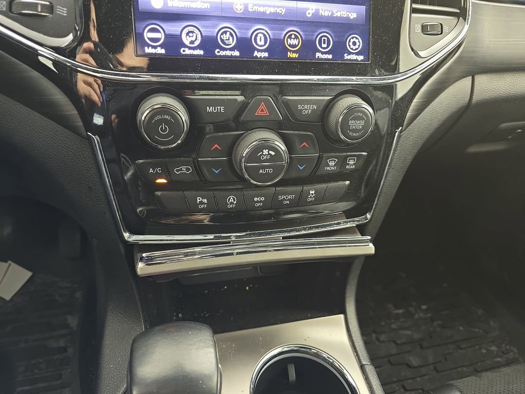 Used 2021 Jeep Grand Cherokee Laredo X image 27