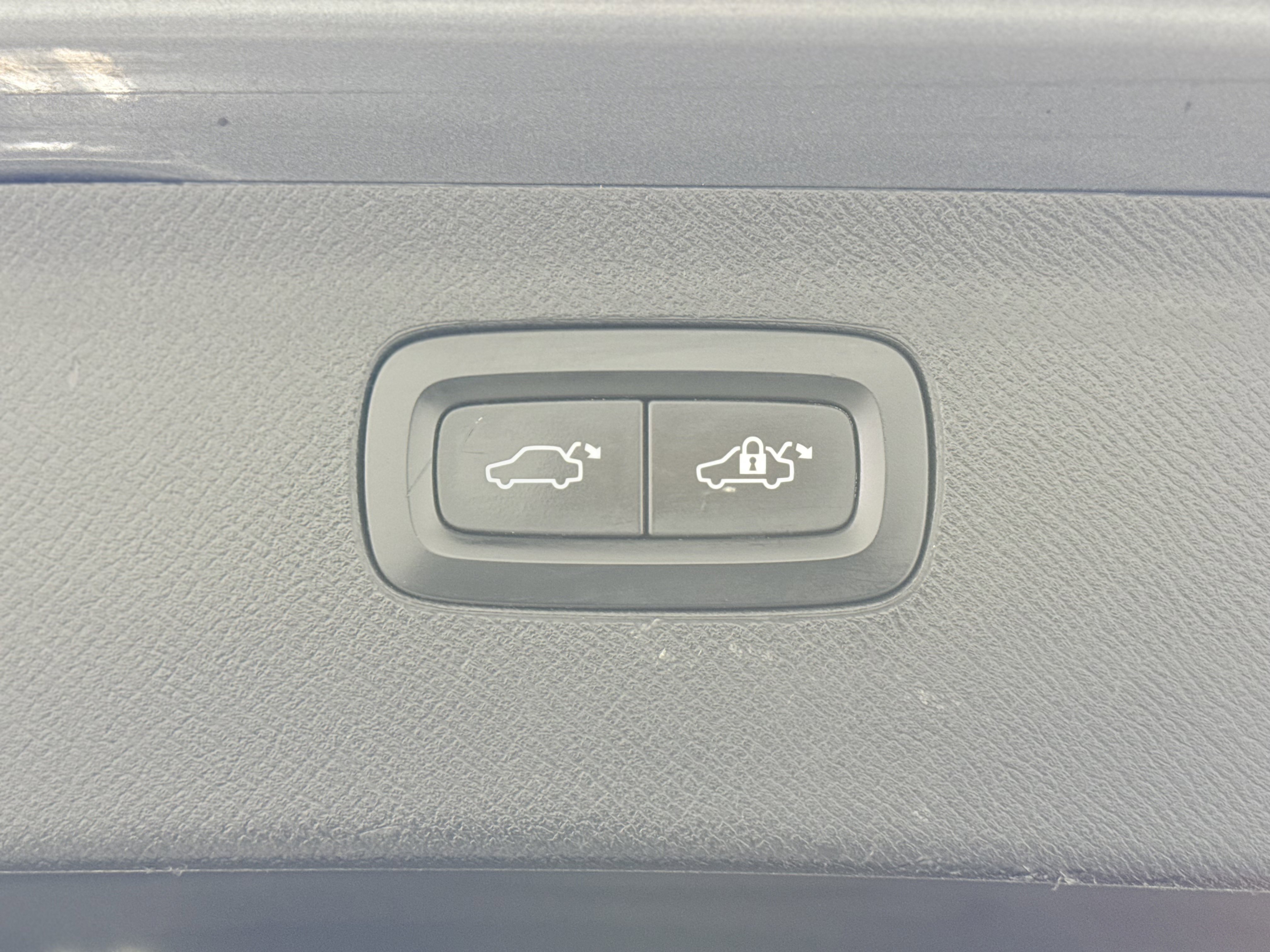 Used 2017 Volvo XC90 T6 Momentum w/ Vision Package image 11