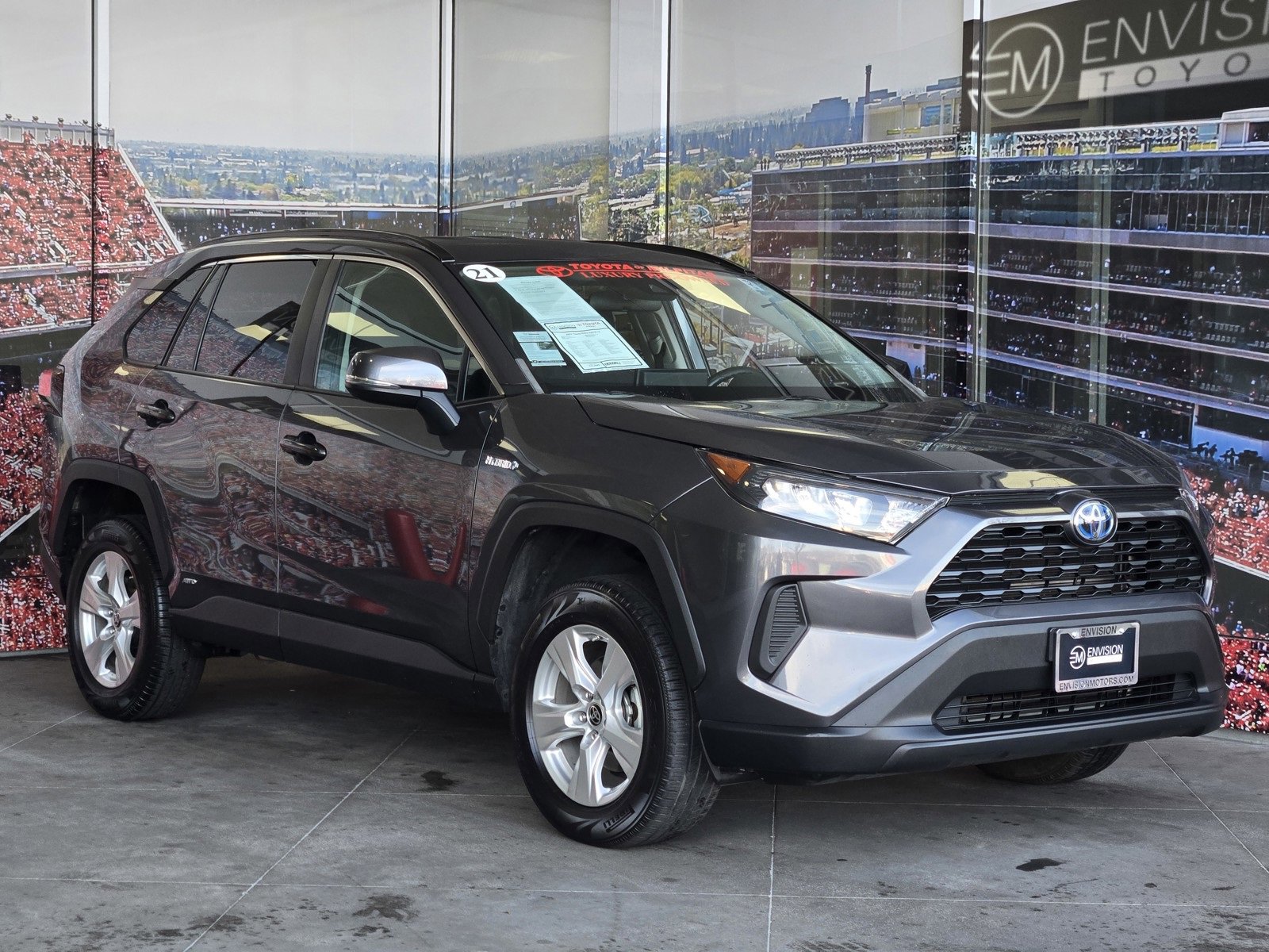 Used 2021 Toyota RAV4 LE image 1