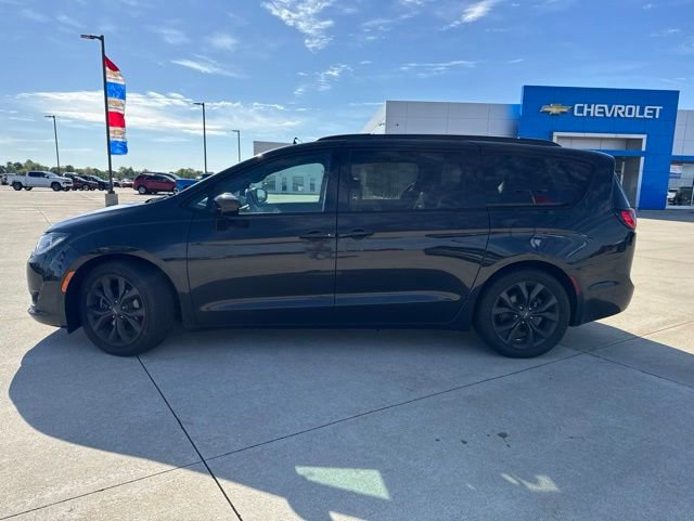 Used 2020 Chrysler Pacifica Touring-L Plus w/ S Appearance Package FWD image 3