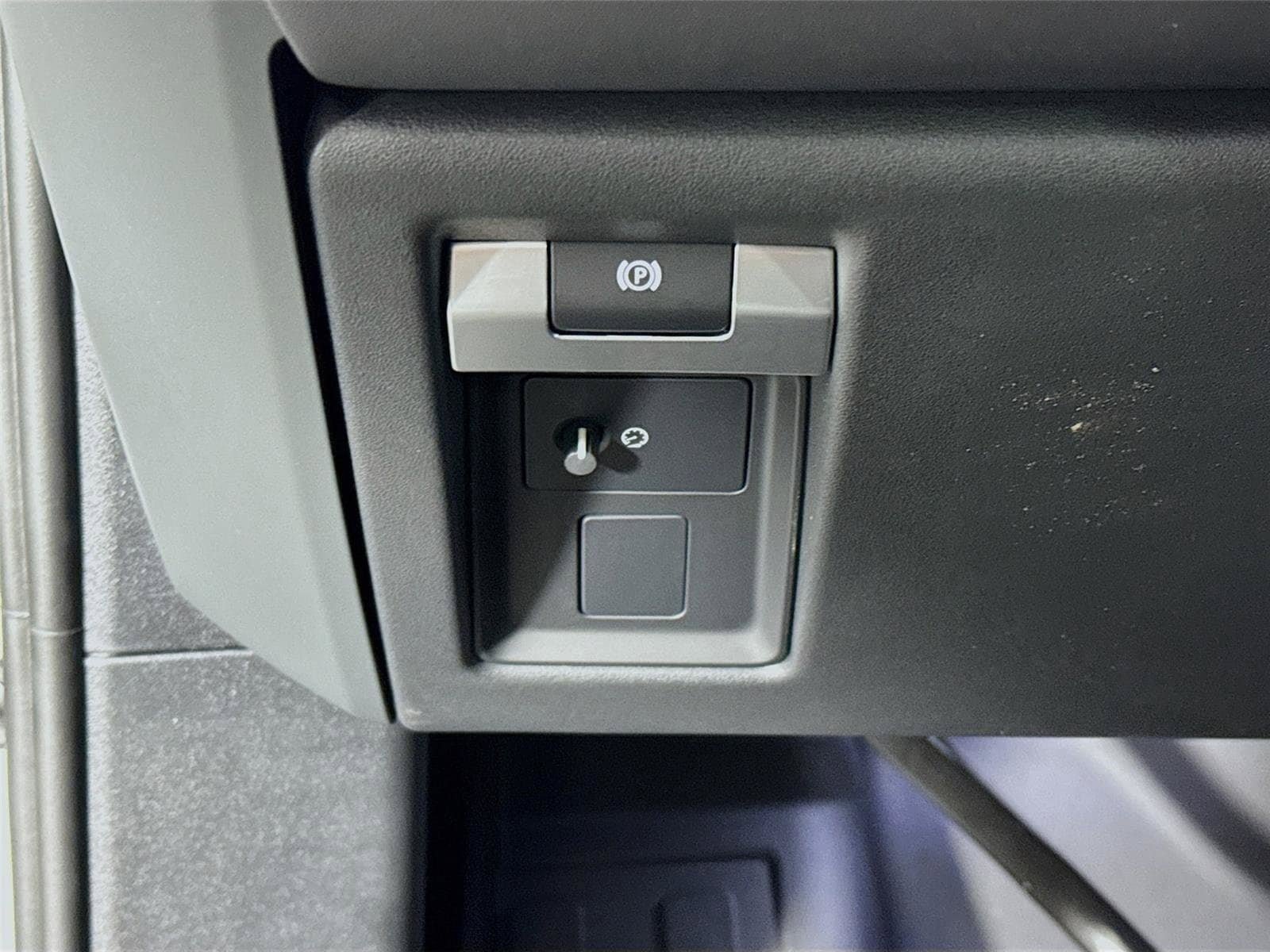 New 2026 Land Rover Defender 110 X-Dynamic SE AWD/4WD image 10