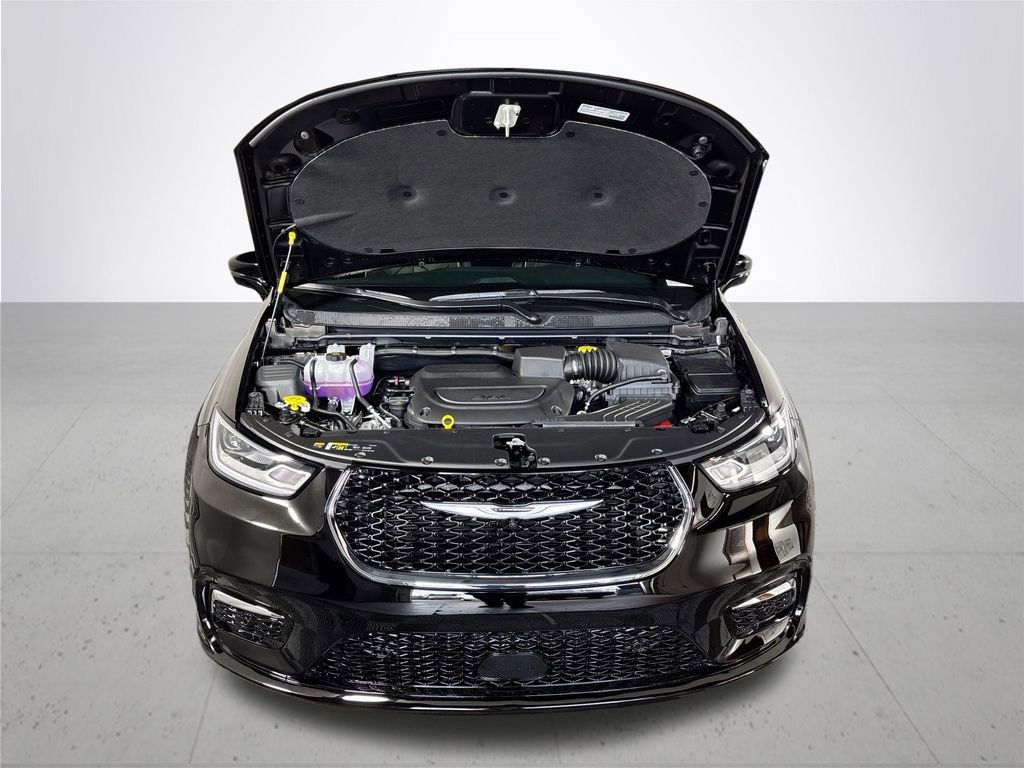 New 2026 Chrysler Pacifica Limited w/ Uconnect Theater Family Group image 22