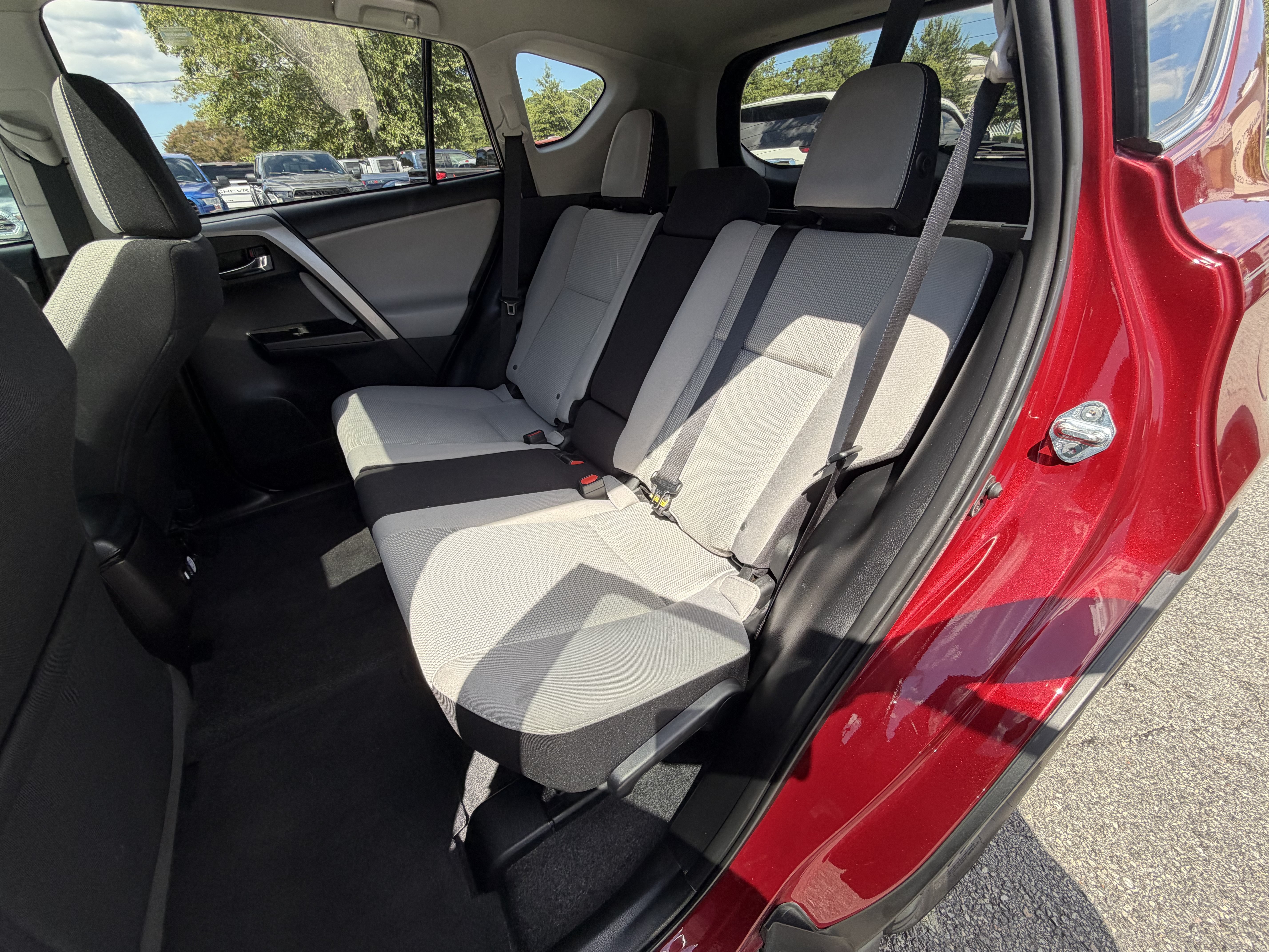 Used 2018 Toyota RAV4 XLE FWD image 14