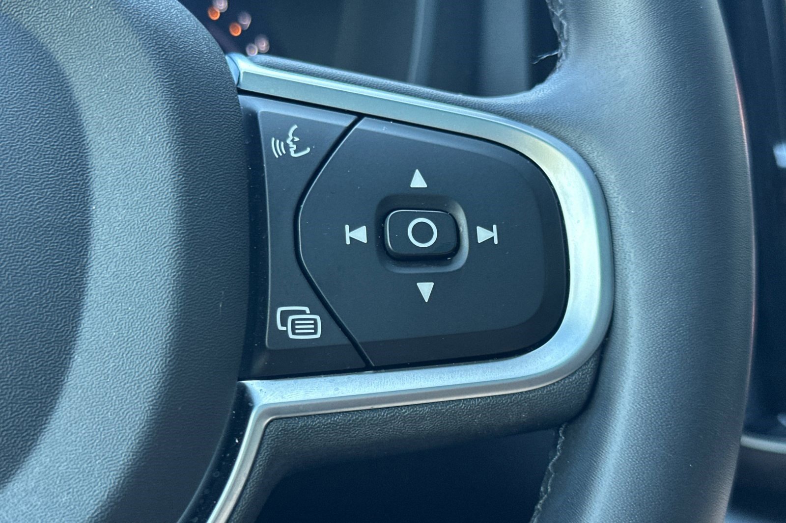 Used 2025 Volvo XC60 B5 Core image 32