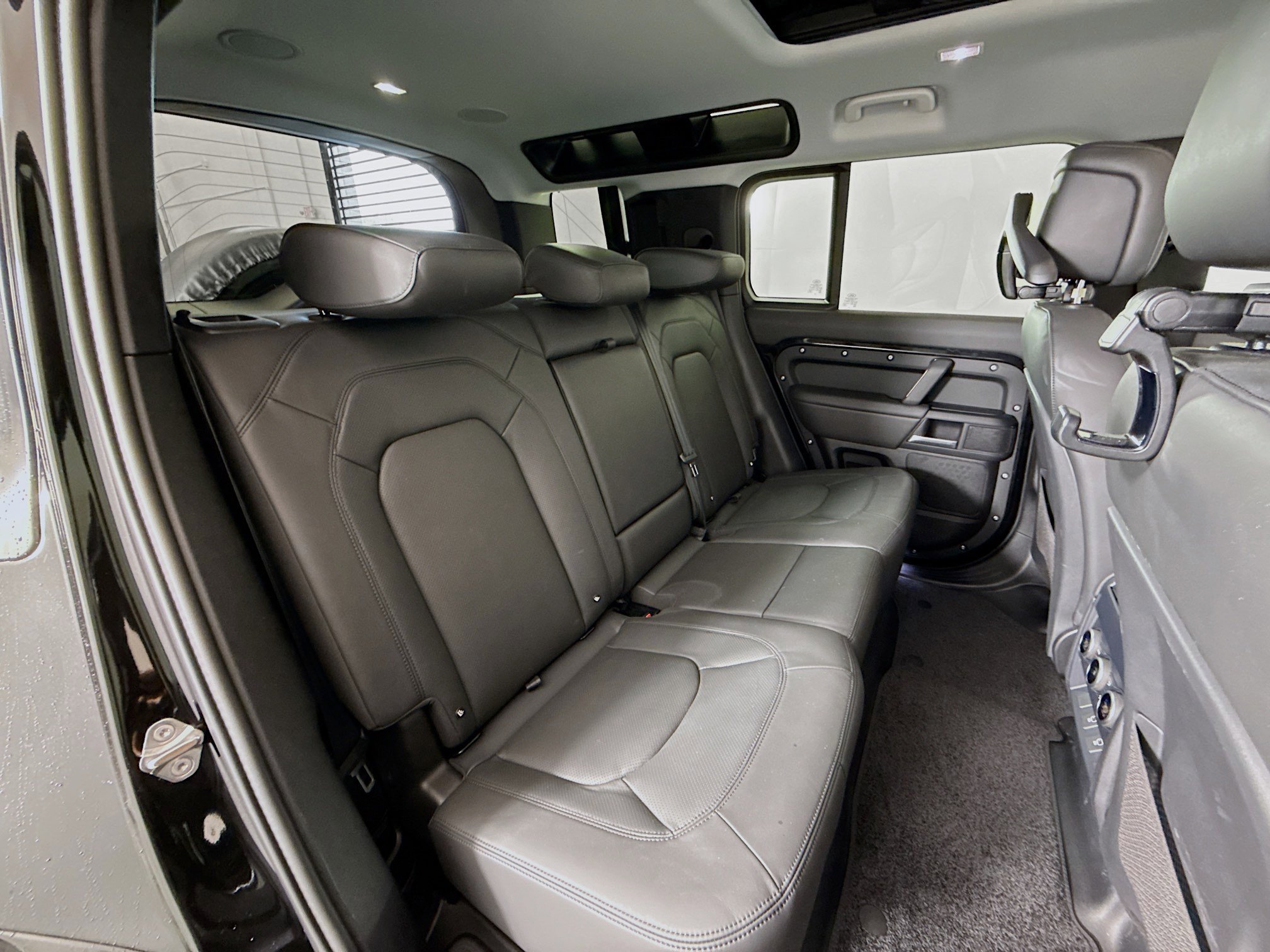 Used 2025 Land Rover Defender 110 X-Dynamic SE image 25