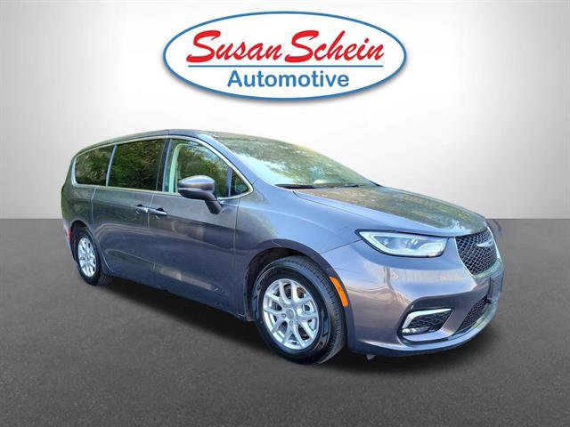 Used 2023 Chrysler Pacifica Touring-L image 3