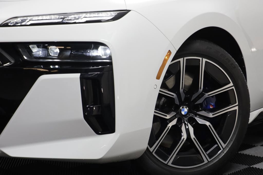 Certified 2025 BMW 760i xDrive w/ Executive Package AWD/4WD image 3