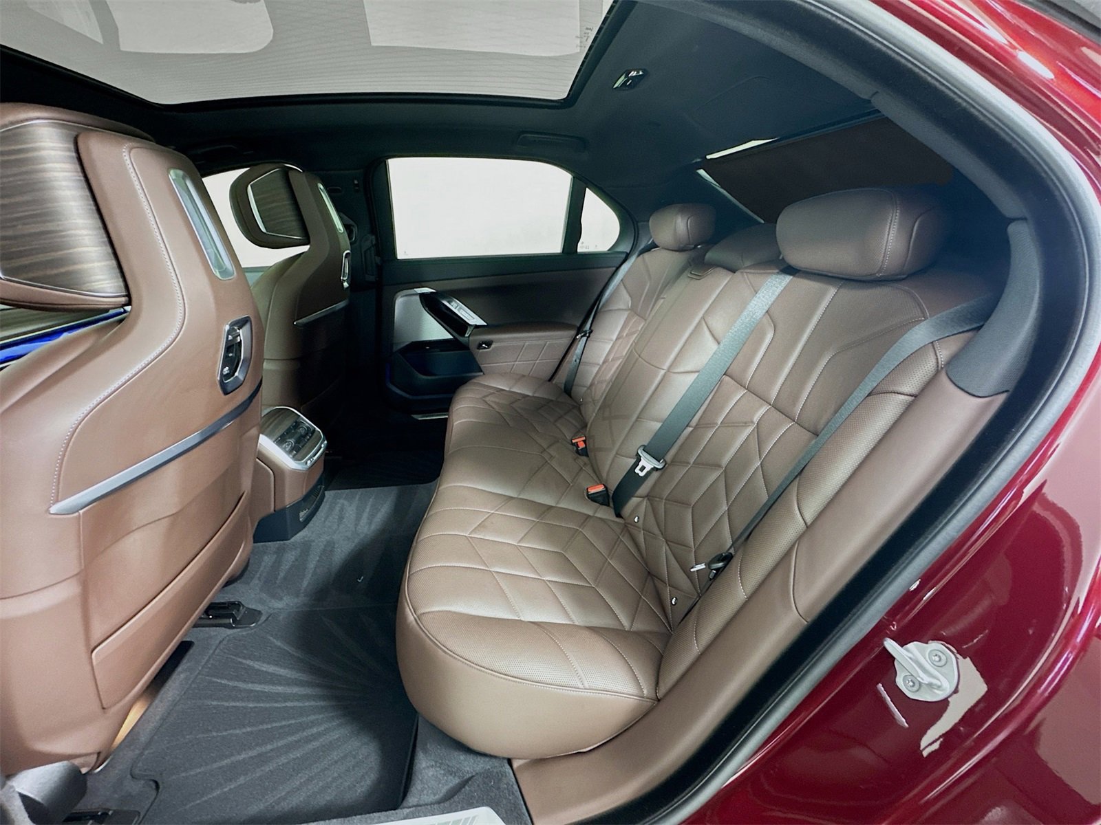 Used 2025 BMW 760i xDrive w/ Executive Package image 24