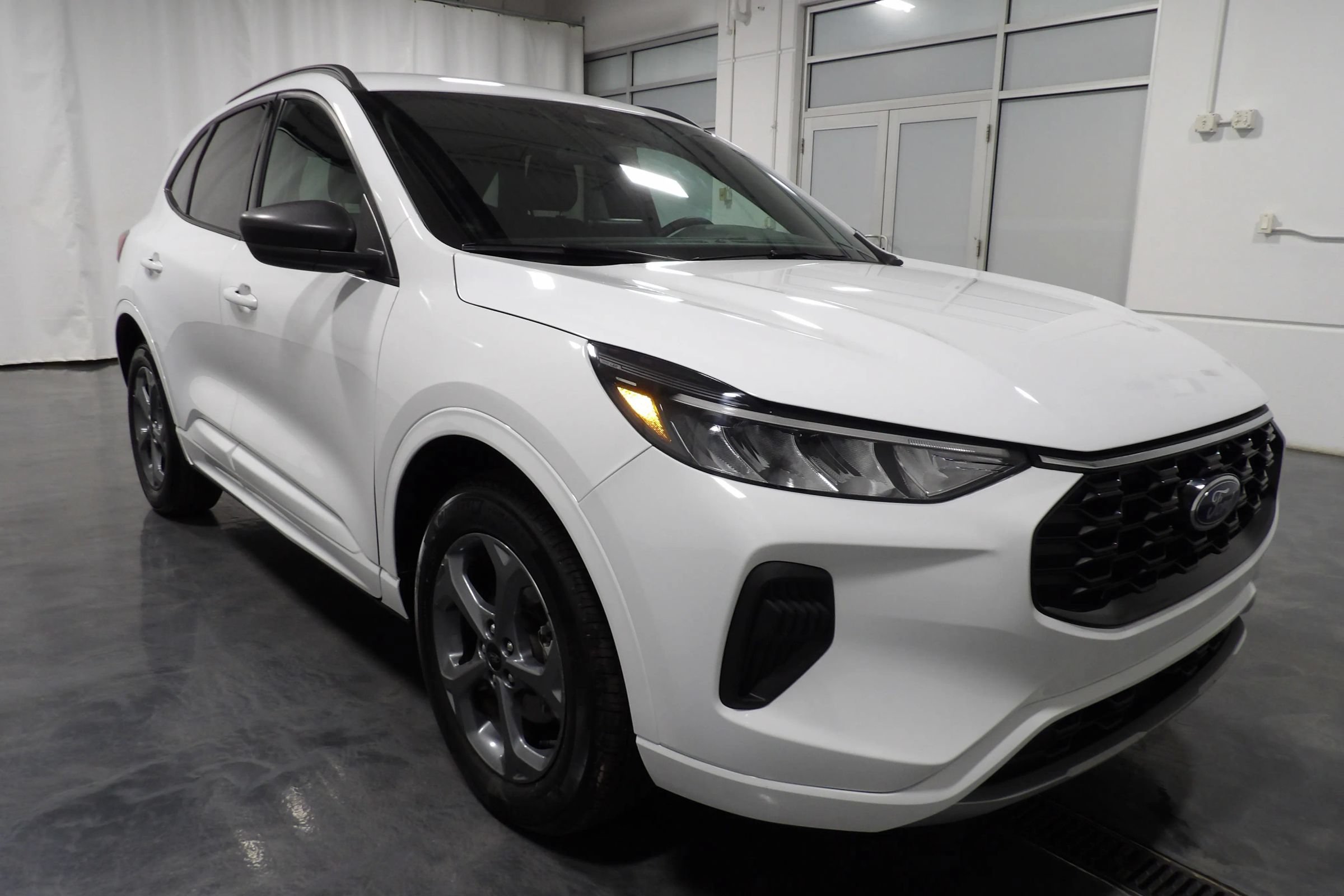 Used 2023 Ford Escape ST-Line AWD/4WD image 2