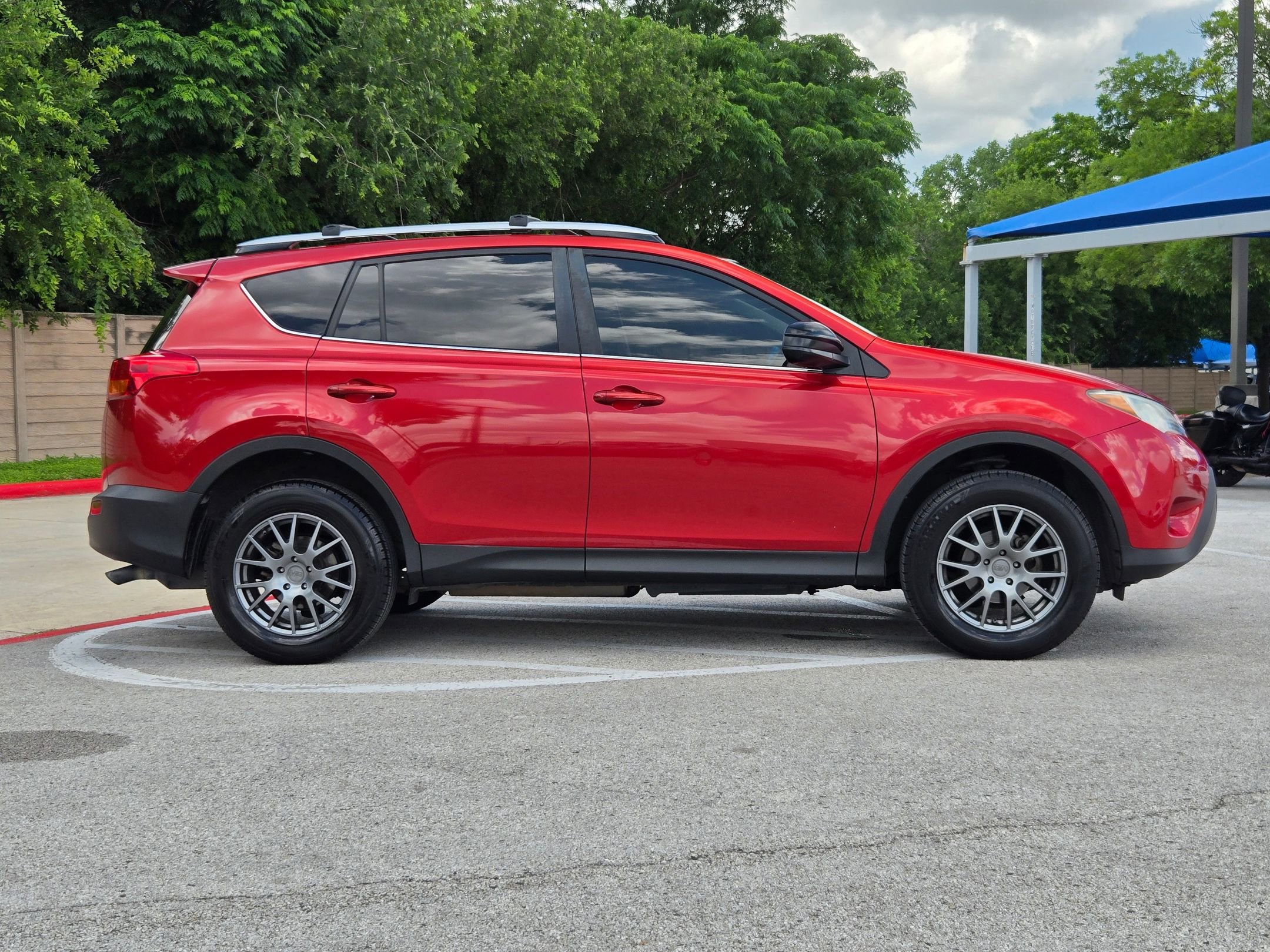 Used 2014 Toyota RAV4 LE FWD image 2