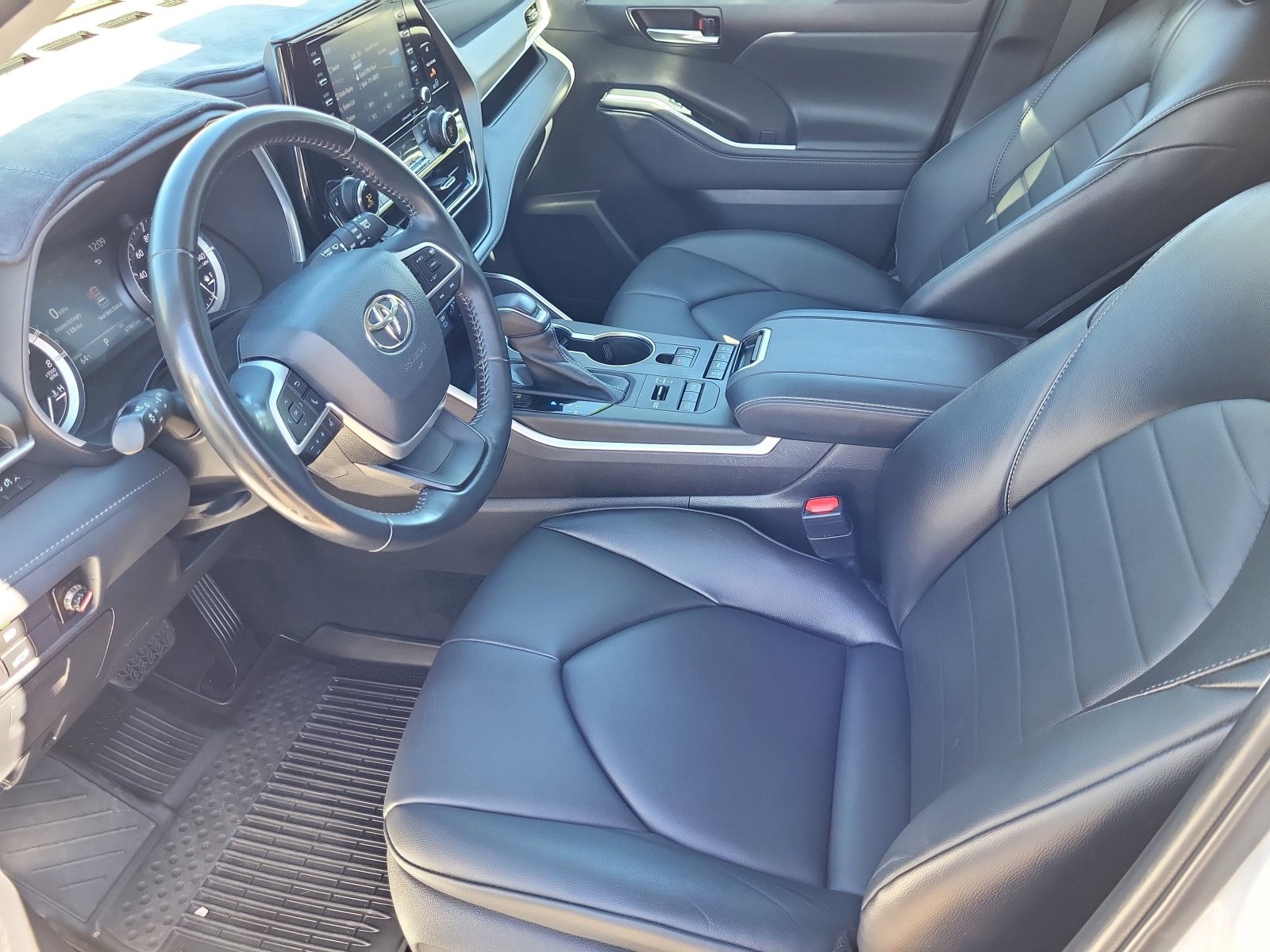 Used 2022 Toyota Highlander XLE image 24