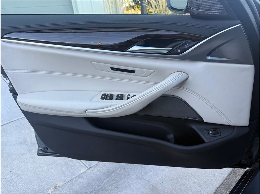 Used 2019 BMW M550i xDrive image 28