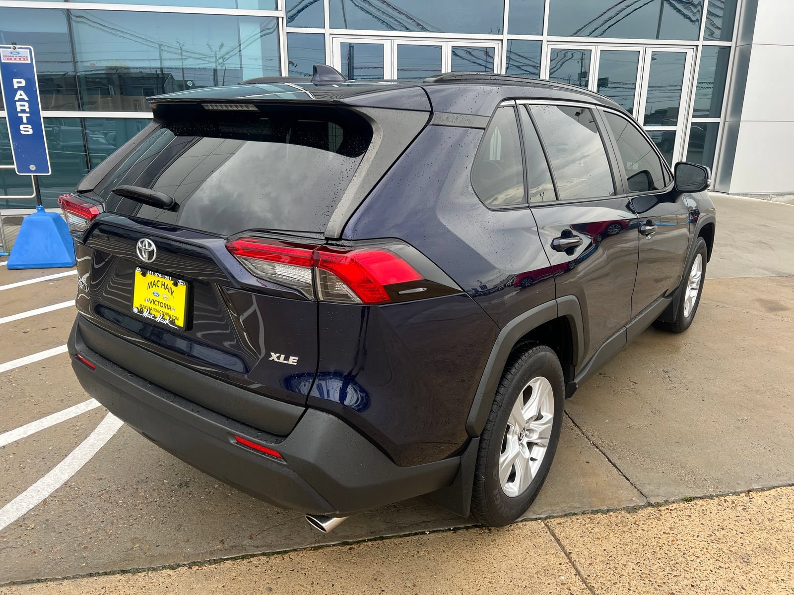 Used 2020 Toyota RAV4 XLE FWD image 3
