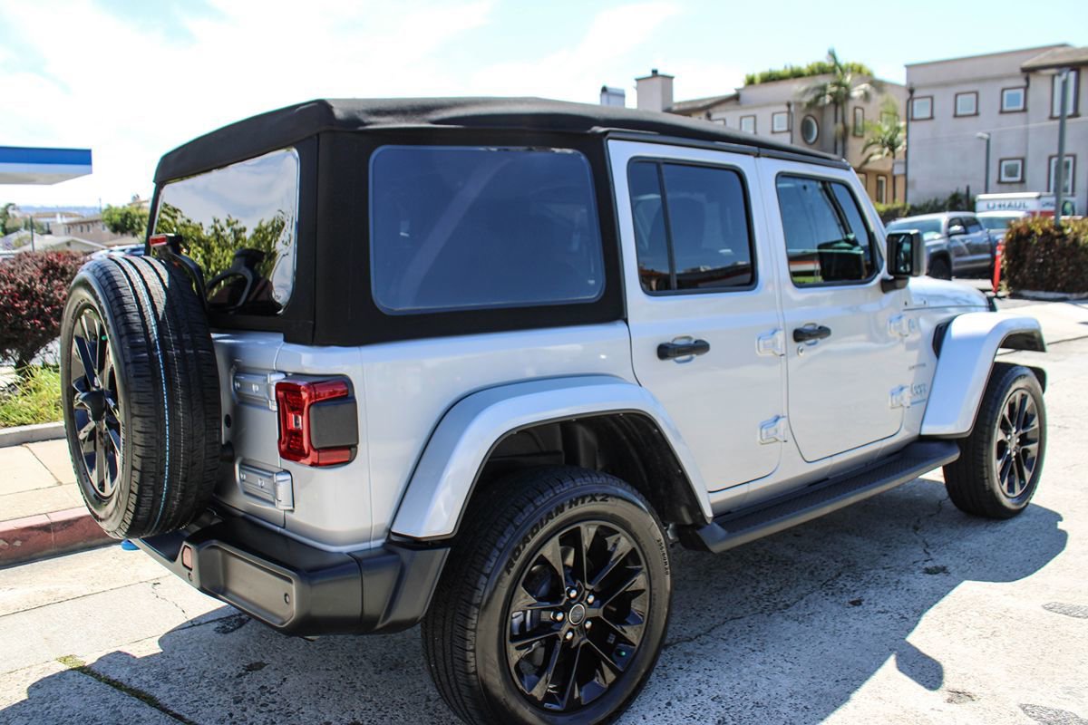 Used 2024 Jeep Wrangler Unlimited Sahara w/ Technology Group AWD/4WD image 5