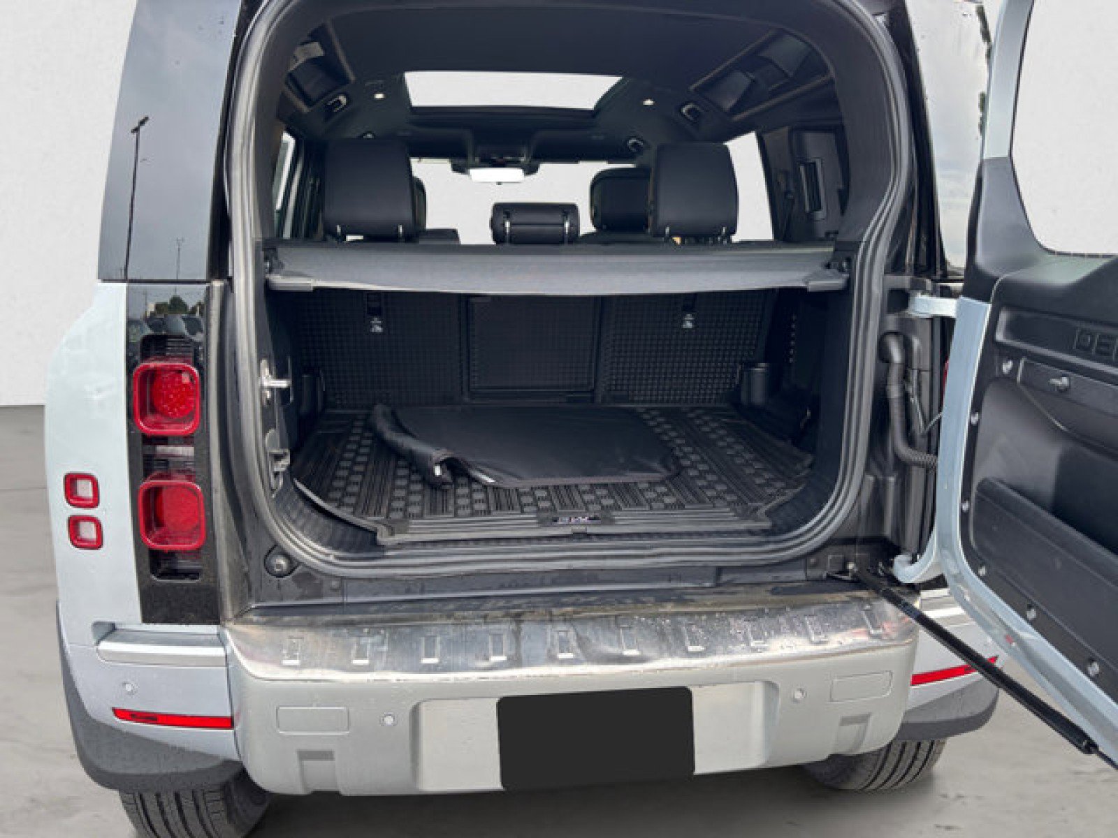 Certified 2022 Land Rover Defender 110 XS Edition image 19