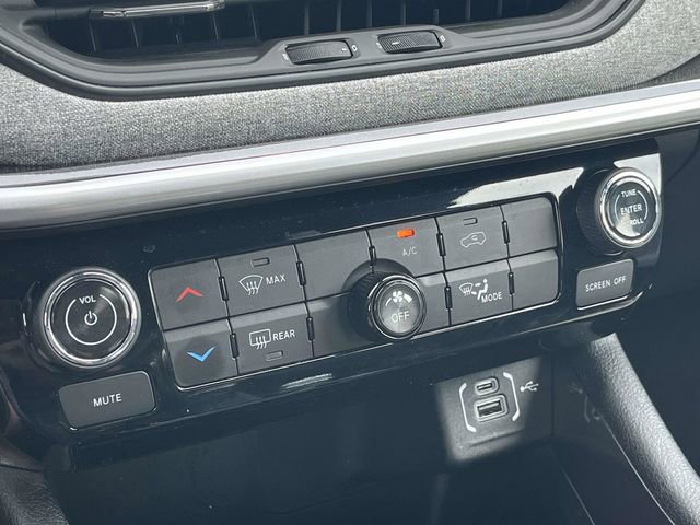 Used 2023 Jeep Compass Latitude image 30