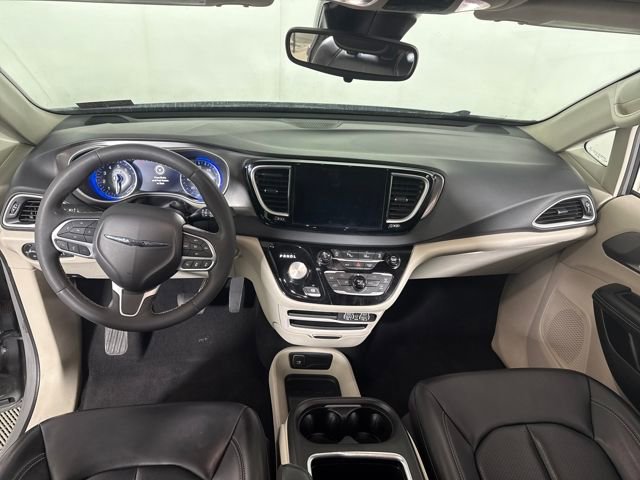 Used 2023 Chrysler Pacifica Touring-L image 11