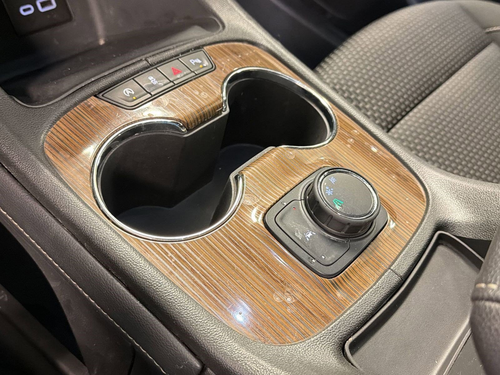 Used 2023 GMC Acadia SLE image 27