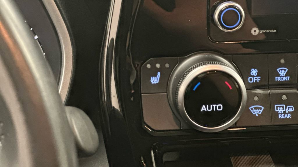 Used 2020 Toyota Highlander XLE AWD/4WD image 24