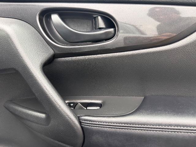 Used 2020 Nissan Rogue S AWD/4WD image 19