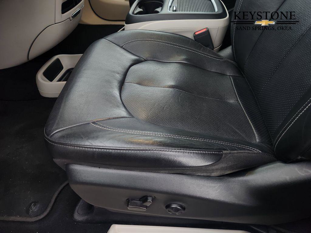 Used 2022 Chrysler Pacifica Touring-L image 25