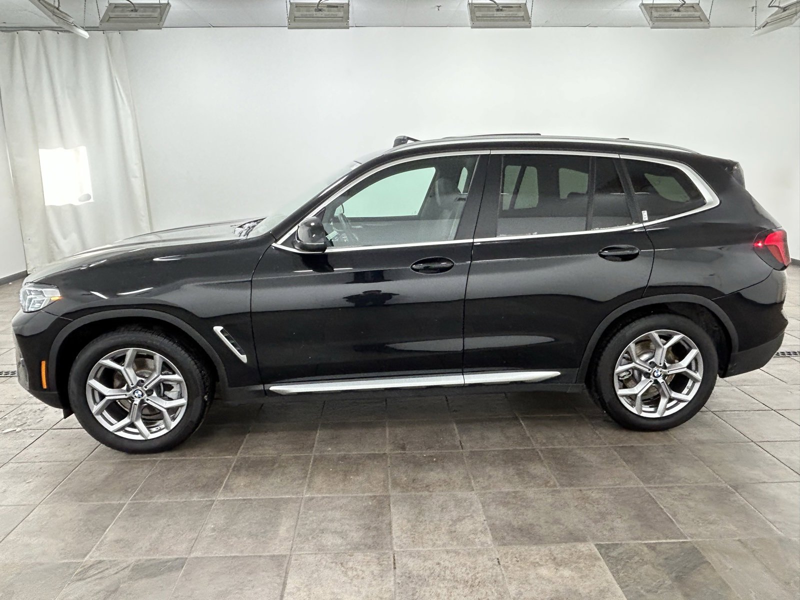 Used 2023 BMW X3 xDrive30i w/ Premium Package image 2