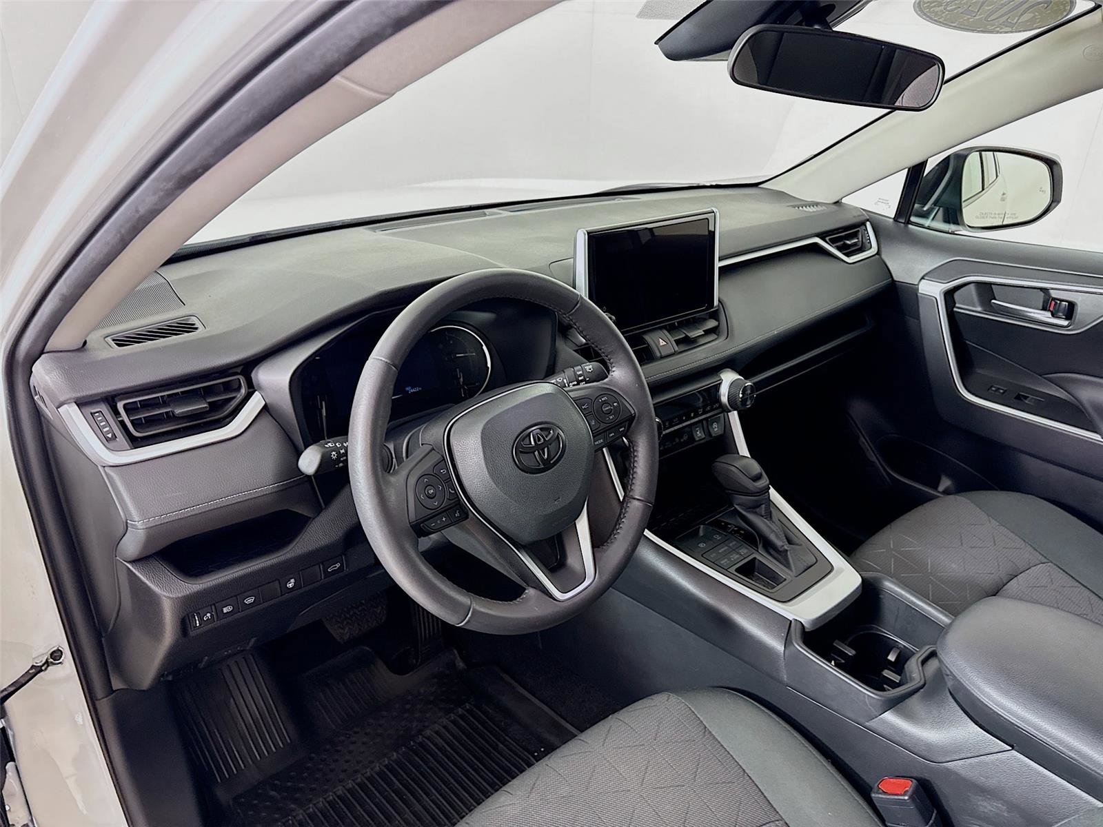 Used 2023 Toyota RAV4 XLE w/ Convenience Package image 9