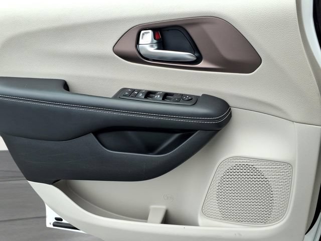 Used 2023 Chrysler Voyager LX FWD image 16