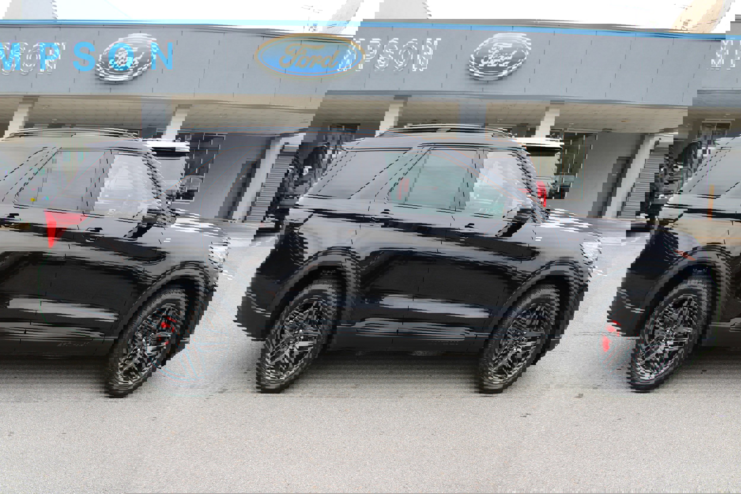 Used 2025 Ford Explorer ST-Line w/ ST-Line Street Pack image 2
