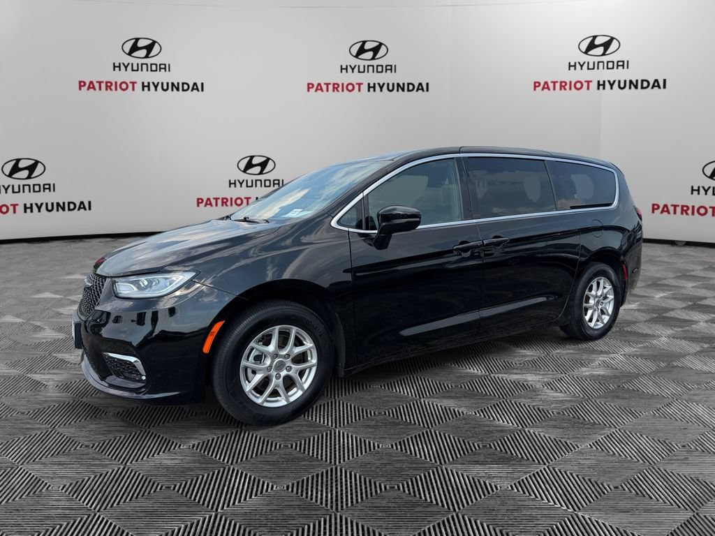 Used 2025 Chrysler Pacifica Select FWD image 7