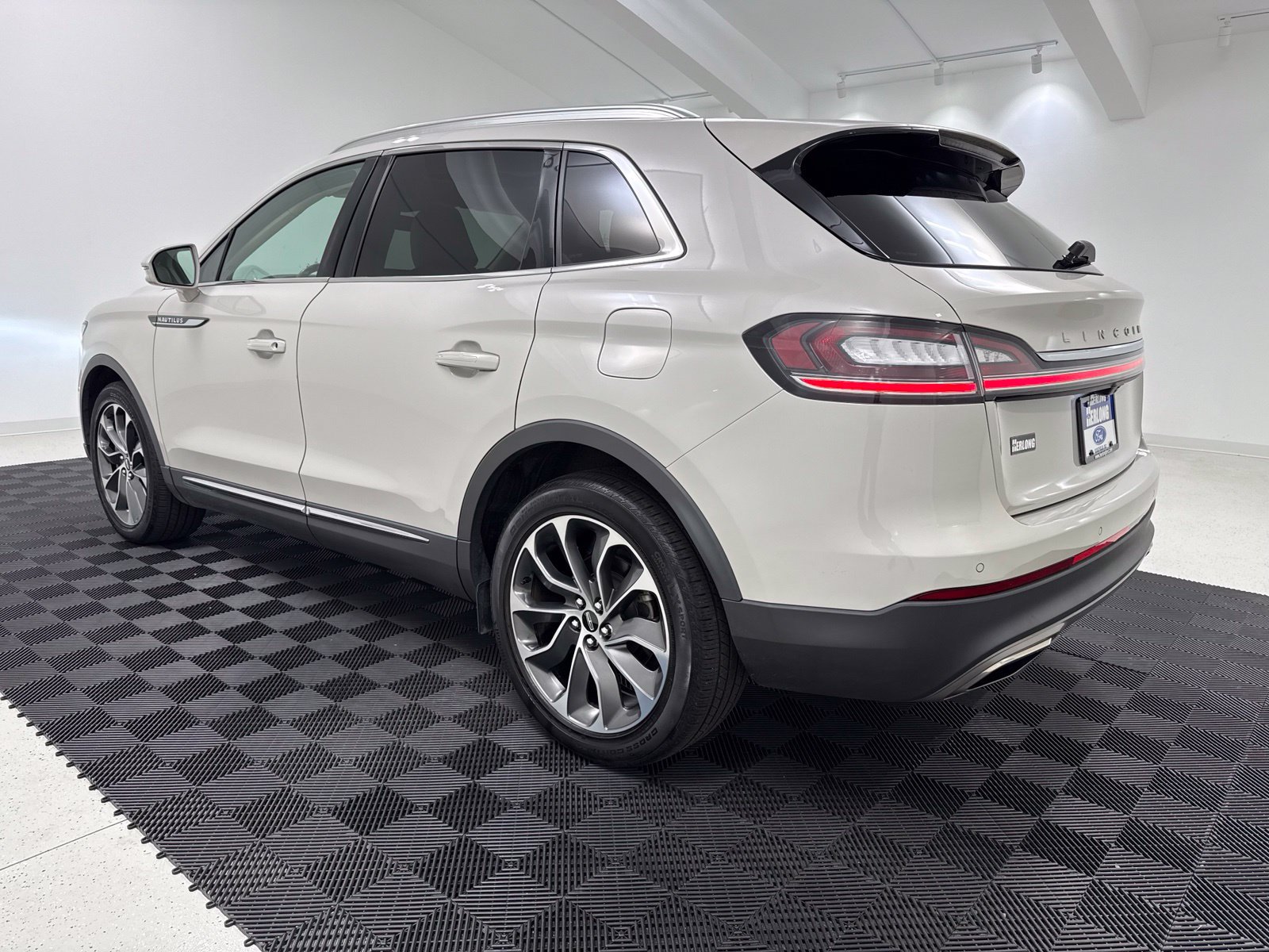 Used 2023 Lincoln Nautilus Reserve FWD image 5
