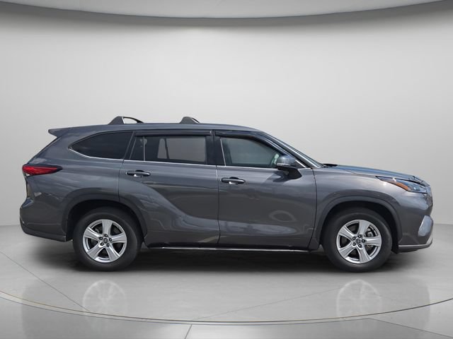 Used 2022 Toyota Highlander L FWD image 9