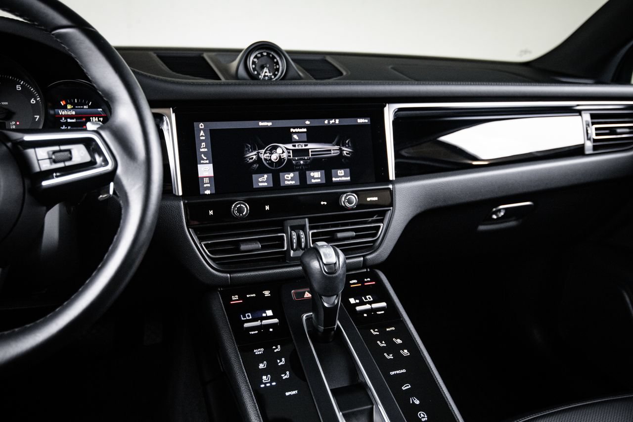 Certified 2023 Porsche Macan AWD/4WD image 19