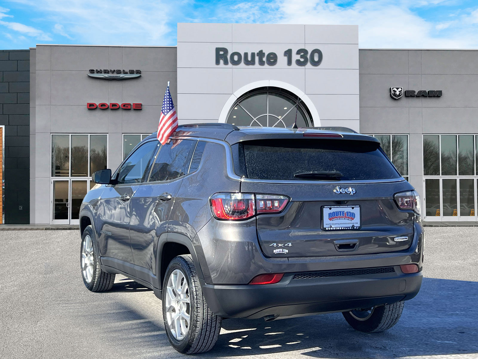 Used 2023 Jeep Compass Latitude image 3
