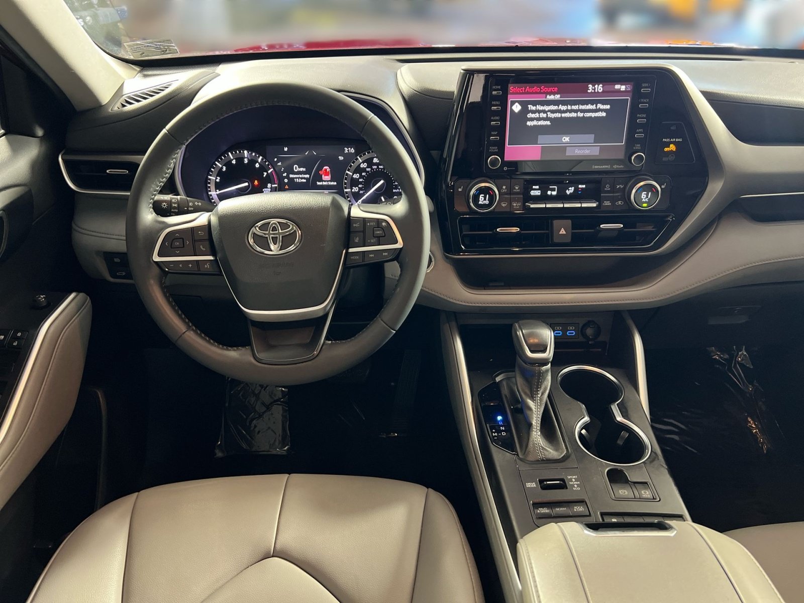 Used 2022 Toyota Highlander XLE AWD/4WD image 23