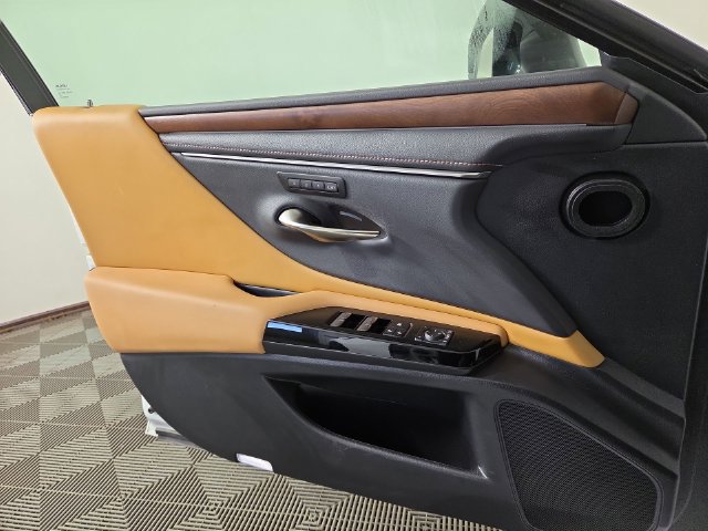 Used 2025 Lexus ES 350 w/ Accessory Package (Z1) FWD image 32