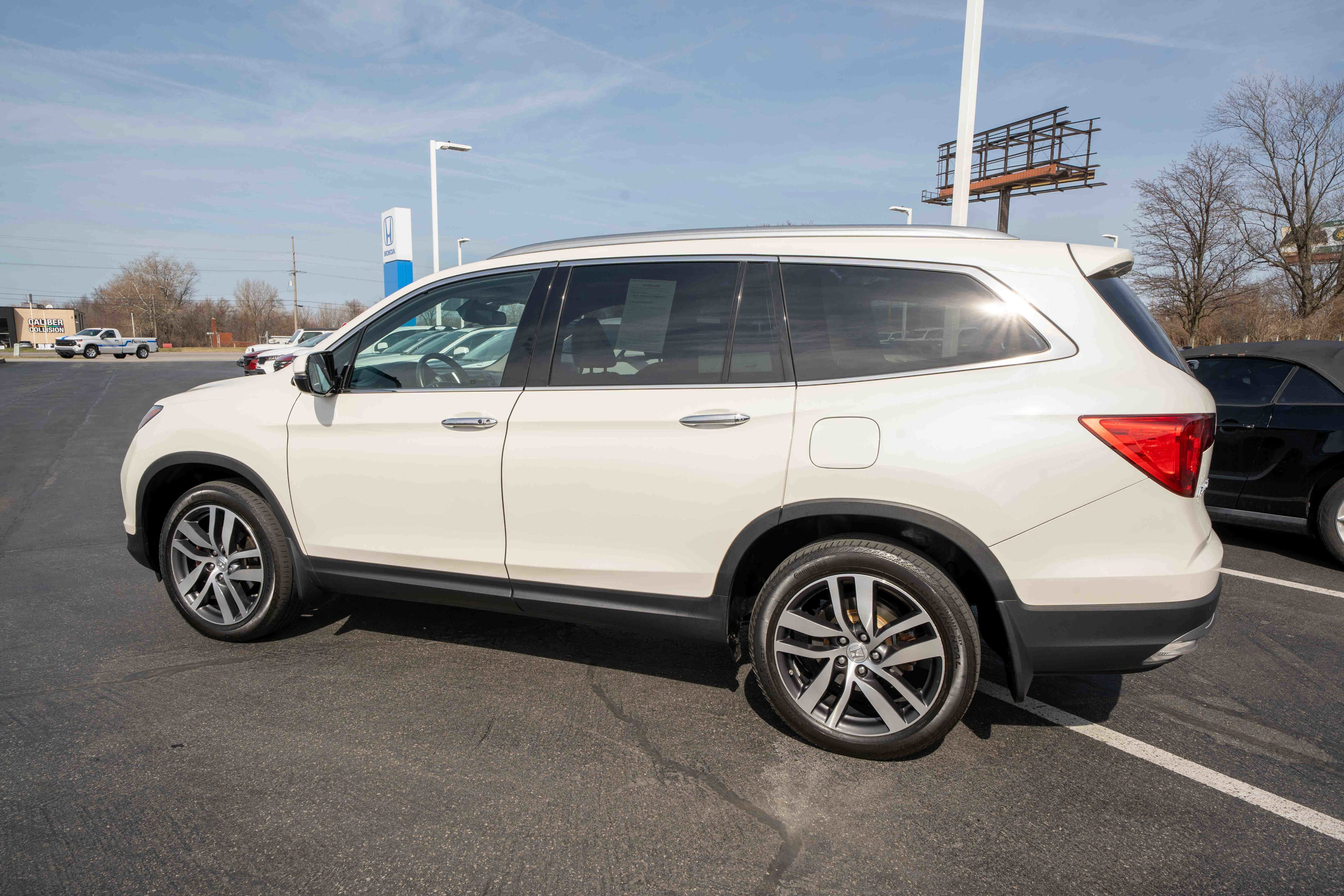 Used 2017 Honda Pilot Elite image 4