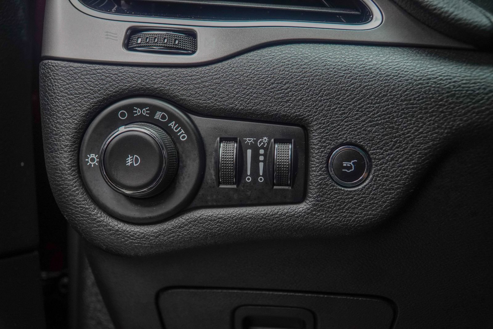 Used 2019 Jeep Cherokee Limited AWD/4WD image 26