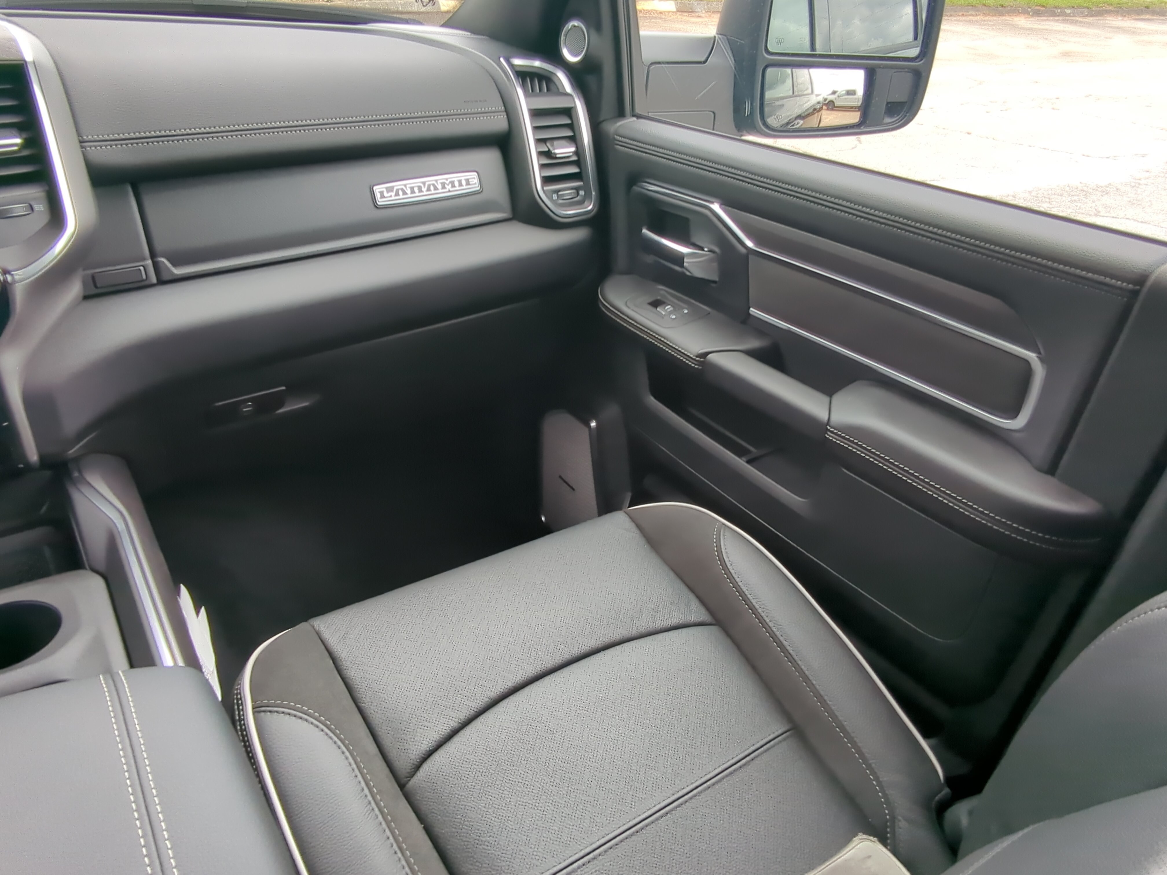 New 2026 RAM 2500 Laramie AWD/4WD image 16