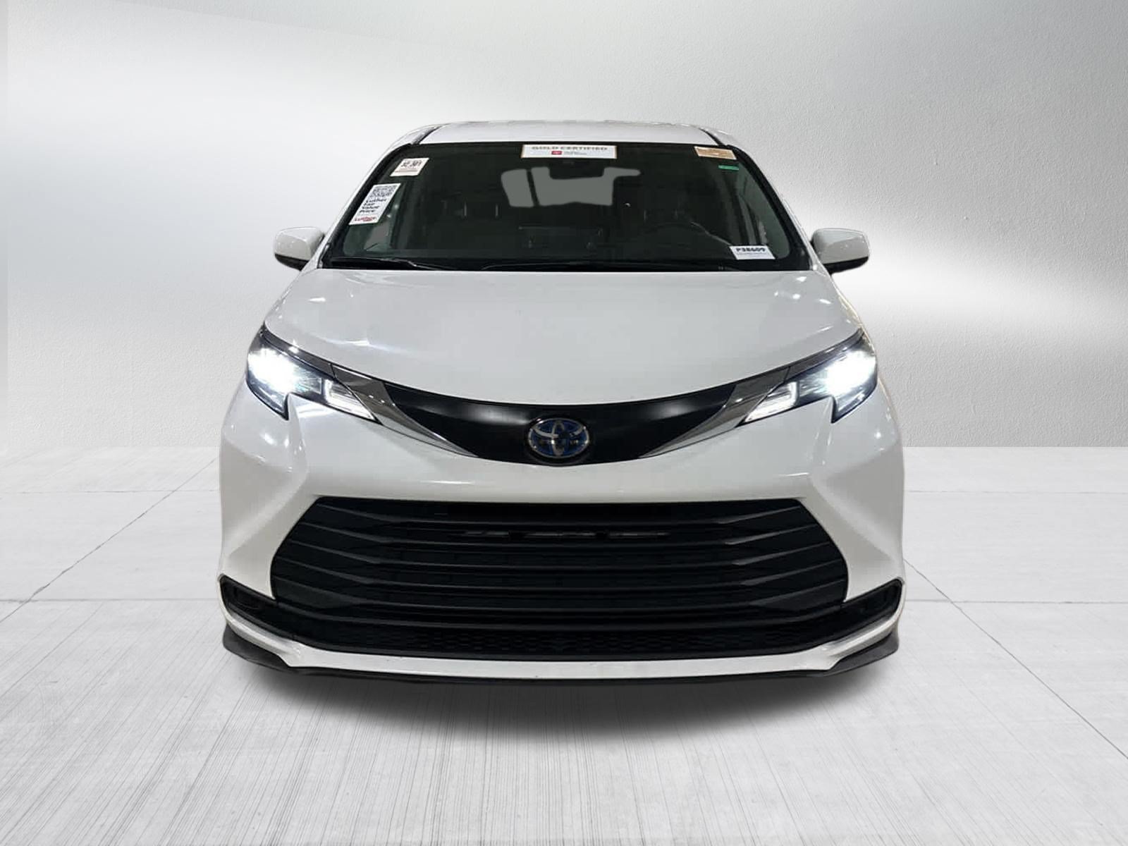Certified 2024 Toyota Sienna LE AWD/4WD image 2