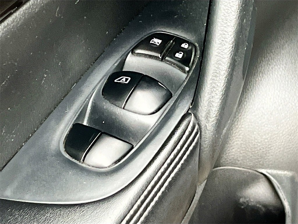 Used 2020 Nissan Rogue SV w/ Premium Package image 18